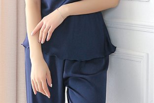 洗完澡谁还穿文胸，热死人了，还是直接穿睡衣，美得若隐若现