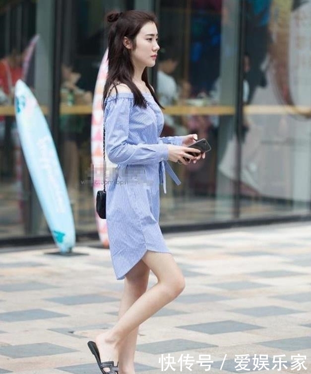  #清爽#美女街拍清爽时尚的小姐姐，潮流的穿搭，十分抢眼