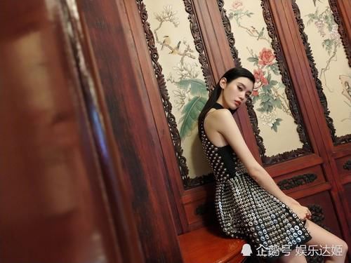 为了博得眼球也是豁出去了，奚梦瑶竟然在连衣裙胸下挖了洞