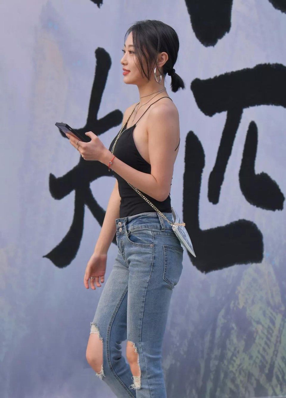 街拍美女:破洞牛子裤,性感大长腿的多姿美女,你不想看一眼吗