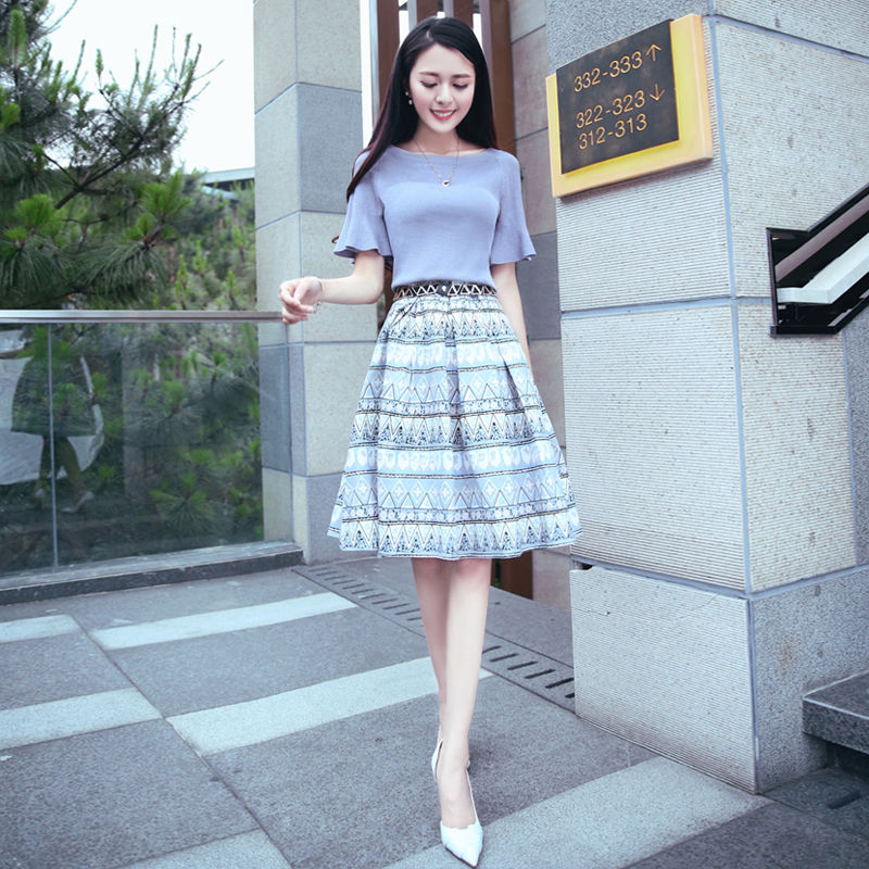 35岁老婆穿包臀裙+高跟鞋，显白鲜嫩像22岁少女，魅力挡不住