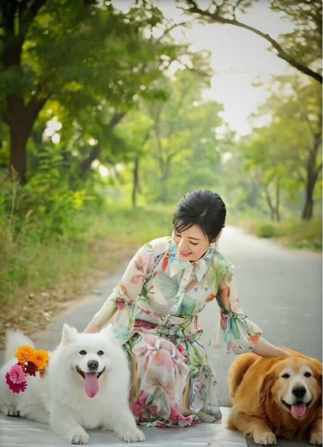  #碎花#著名主持人周涛少女感十足，雪纺材质的碎花连衣裙，优雅知性