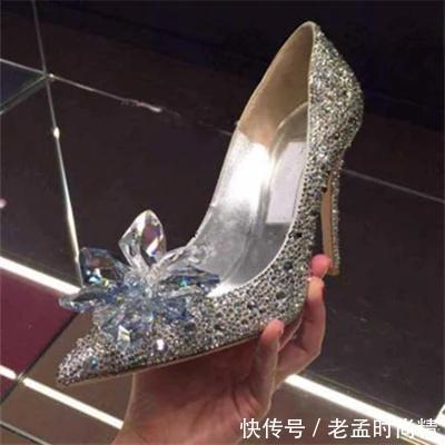  加上■尖头加上细跟的搭配，让高跟鞋更加的美丽了!
