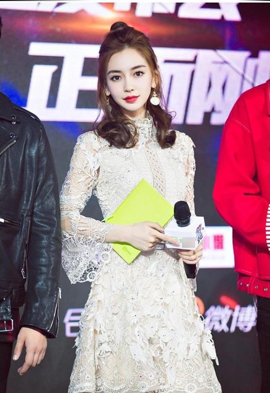 杨颖又秀筷子腿，却被吐槽脸涂太白，网友:黄晓明买的粉底液吧?