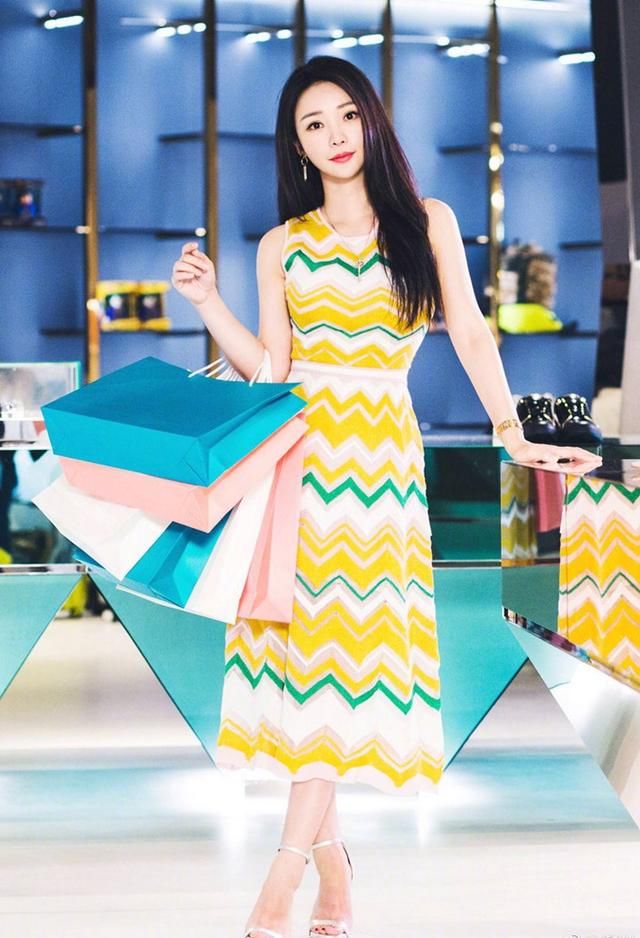 柳岩变身澳门都市伊人，穿碎花一字肩连衣裙，清新甜美似少女！