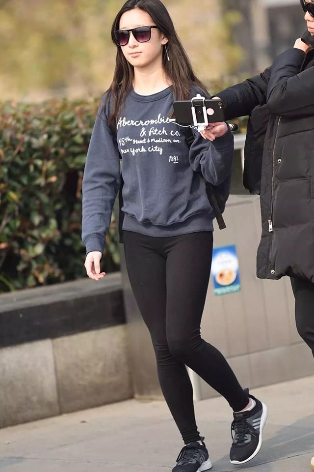 时尚活力的紧身打底裤小姐姐,展现出活脱脱的流行的街头风!