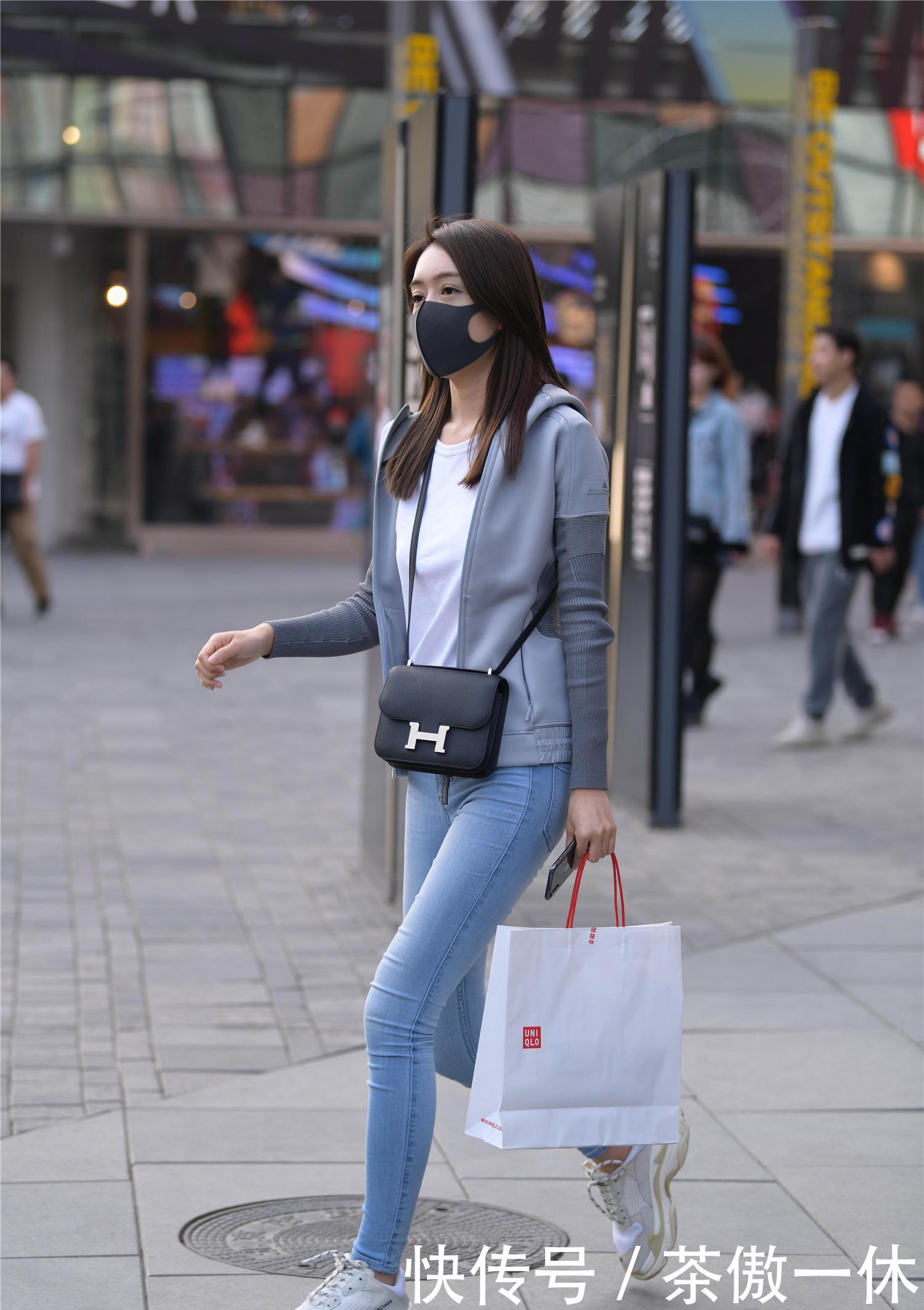  美女■紧身牛仔裤，会更好地展示身材，搭配出自己的时尚感觉