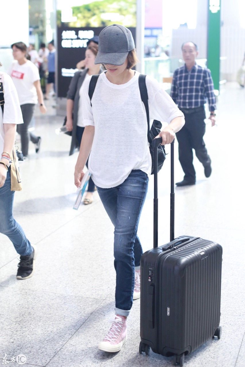 袁泉穿白色T恤搭配蓝色牛仔裤现身机场，穿的鞋子尽显满满少女心