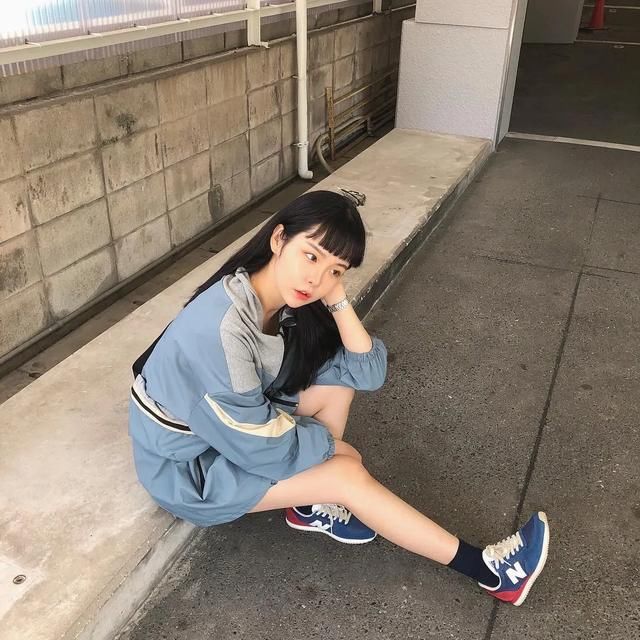 『卫衣』卫衣搭配:穿错卫衣真的土!卫衣+小白鞋 、卫衣+帆布鞋真好看!