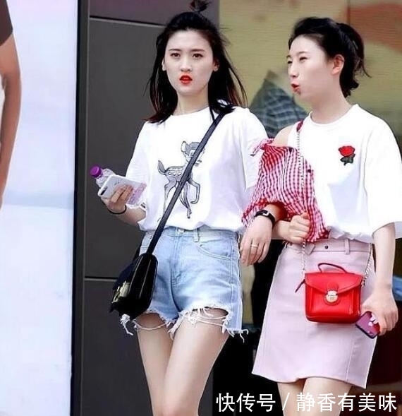 【凸显】街拍,紧致凸显的小姐姐,大长腿配高跟鞋很适合,凸显女神的魅力