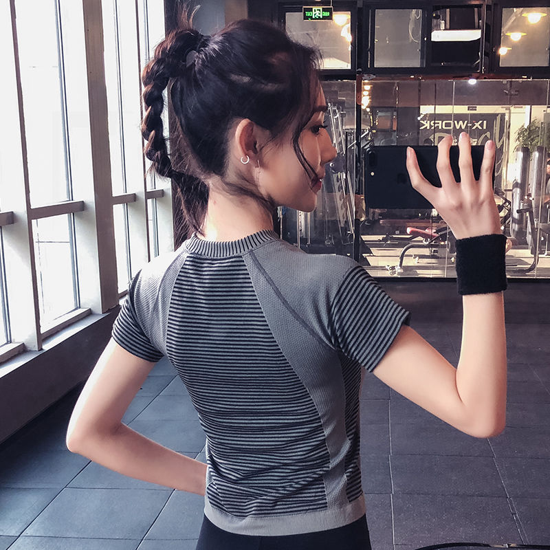 女人瑜伽服别乱买，试试紧身透气瑜伽服，勾勒撩人杨柳腰，很吸睛