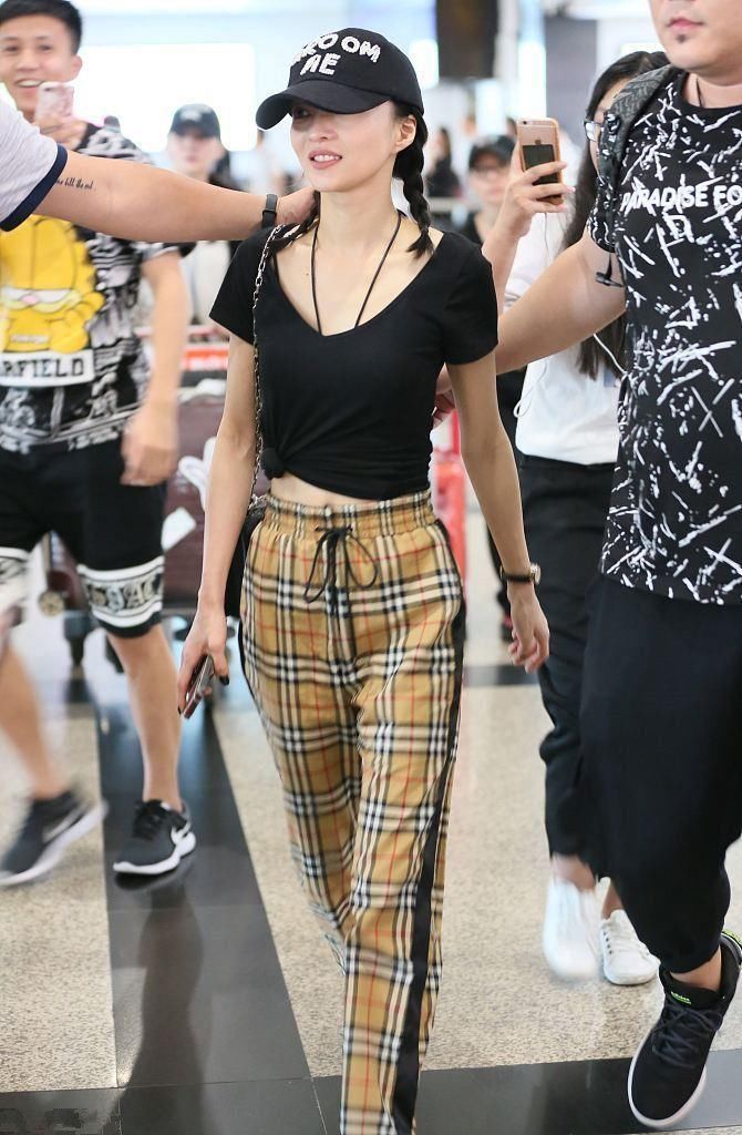 张韶涵瘦出新高度，紧身衣穿成休闲装，这腰细的裤子都快挂不住了