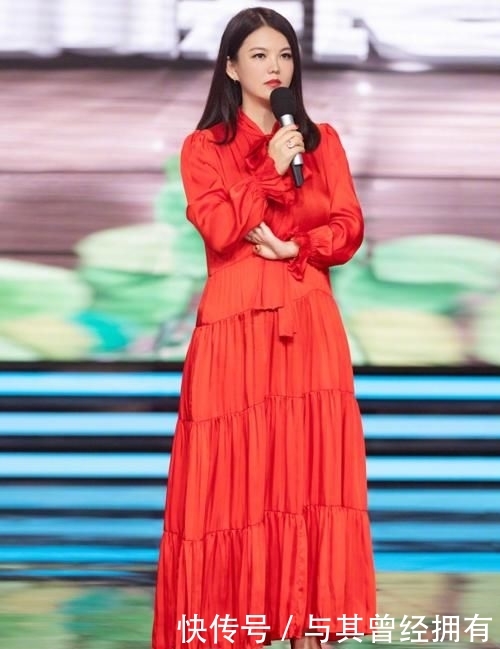  『李湘』李湘减肥后重回舞台，穿红裙秀106斤身材，同框张柏芝丝毫不输
