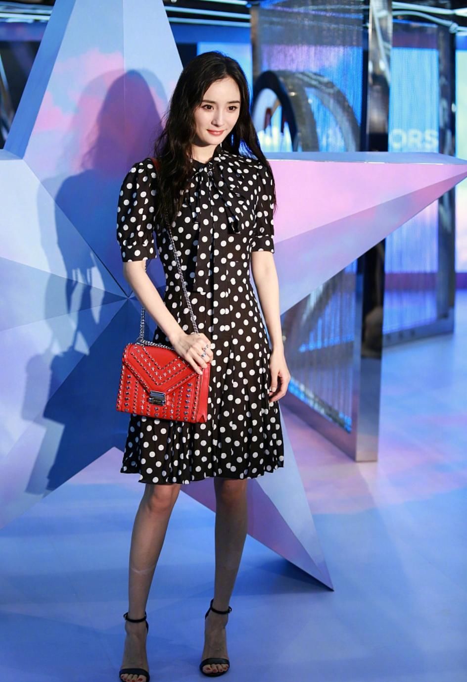 霍思燕被宠成18岁，迪丽热巴美人鱼本人，张钧宁一袭吊带惊艳众人