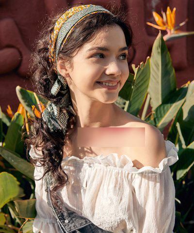 潮人都默契的这样扎发，很有街拍灵感的发型！