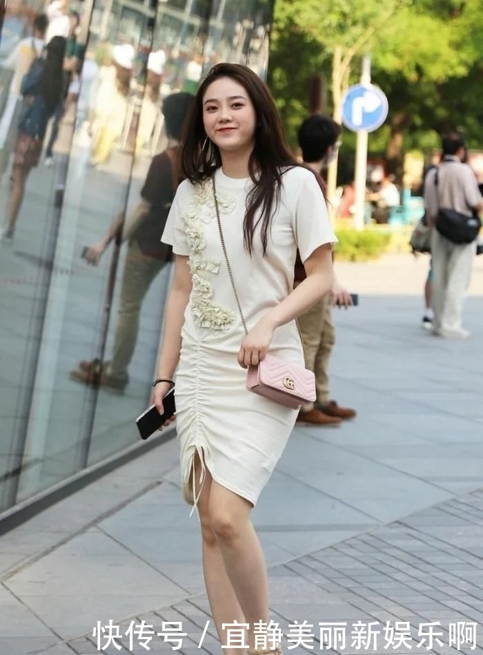  身穿|街拍：身穿花裙的小美女，貌美如花，美腿让人羡慕不已