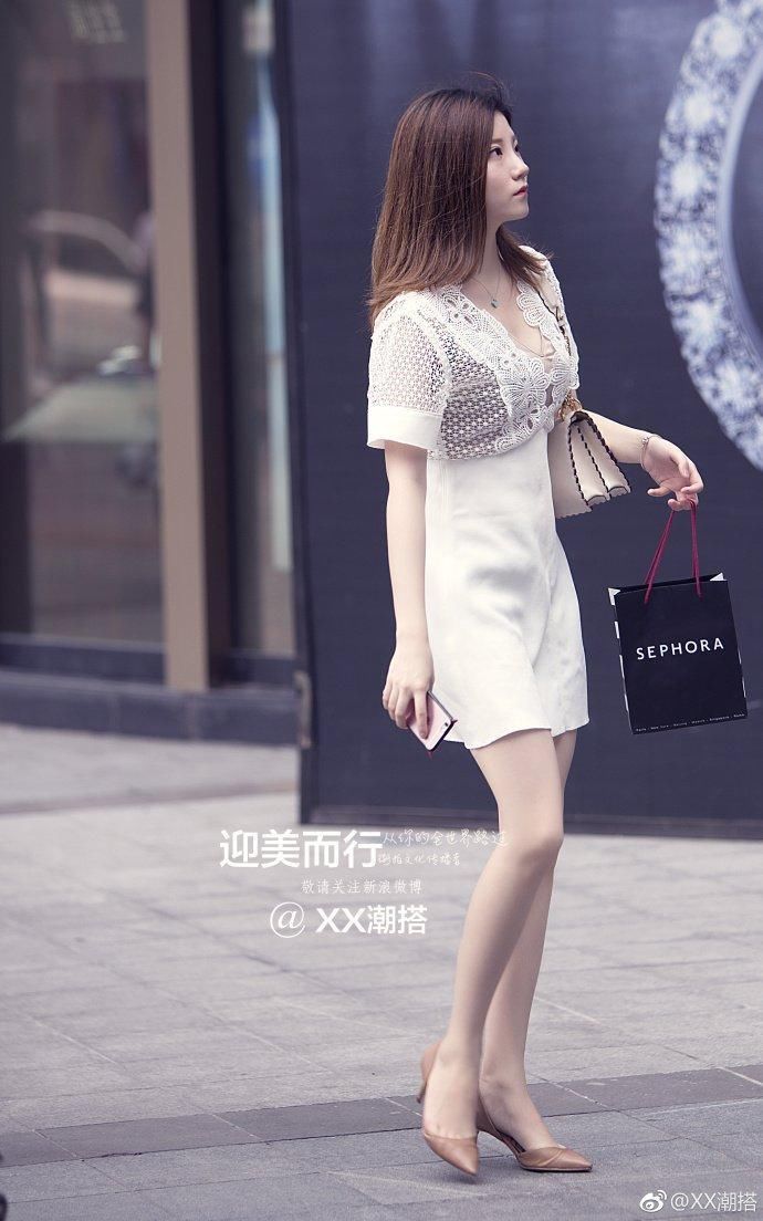 街拍:优雅复古的波点裙，无法抗拒的诱惑