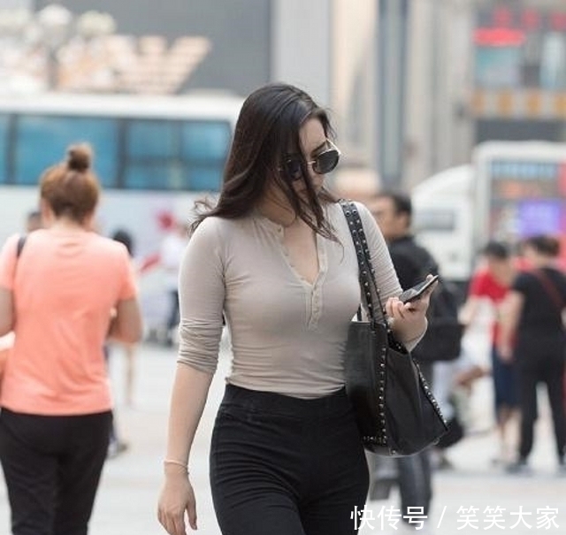  『小姐姐』路人街拍，印花连衣裙很显优雅，打造小姐姐气质的淑女感