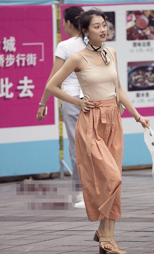 街拍:穿镂空装上阵,给人一种朦胧的美感,真叫人难以抵挡!