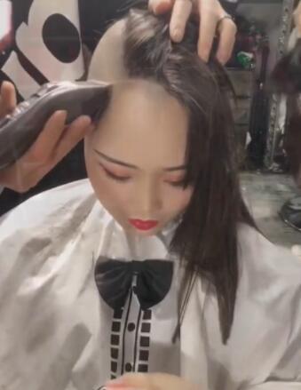  女孩|女孩进理发店要求剃光头，理发师不敢下手，女孩一句话理发师哭了