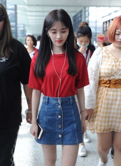 鞠婧祎穿这么瘦裙子还硬要把T恤塞进去，网友:这腰我服!