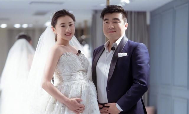  [婚纱照]何雯娜挺着孕肚与丈夫的婚纱照释出，梁超一脸宠溺，十分有爱