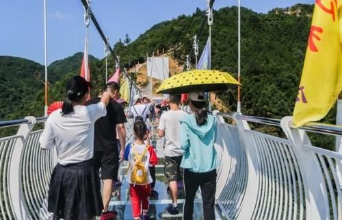 全国2000座玻璃栈桥让游客“吓破胆”，建造验收无标准