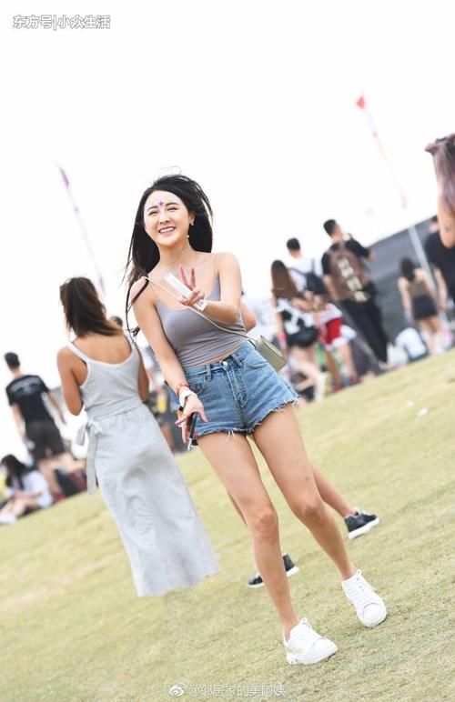 街拍：公园里小姐姐彩妆活泼可爱，背后的纹身形成“大反差”!