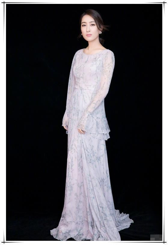 马苏够猛！短裤再往上提0.5cm就露了，网友：做完头发就是不一样