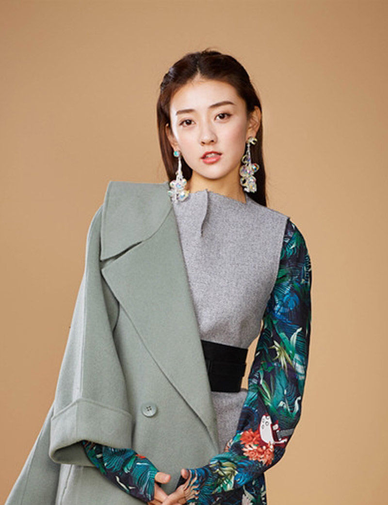 “倾世皇妃”梁洁夏日时尚写真，俏皮可爱