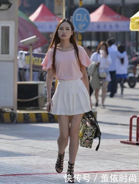 气质小姐姐粉红色短袖搭配白色短裙灵性十足，长发飘飘颇具仙女气