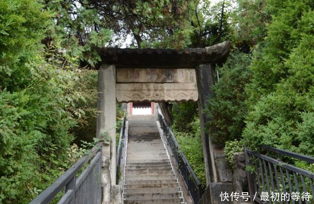 陕西藏一“仙山”,游客来了“闲不住”,看见石头就从头摸到脚