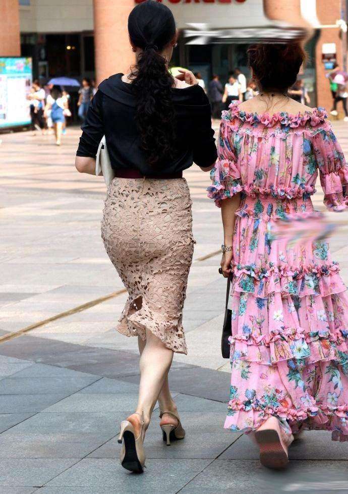 街拍：穿镂空包臀裙的辣妈，若隐若现凸显女人魅力