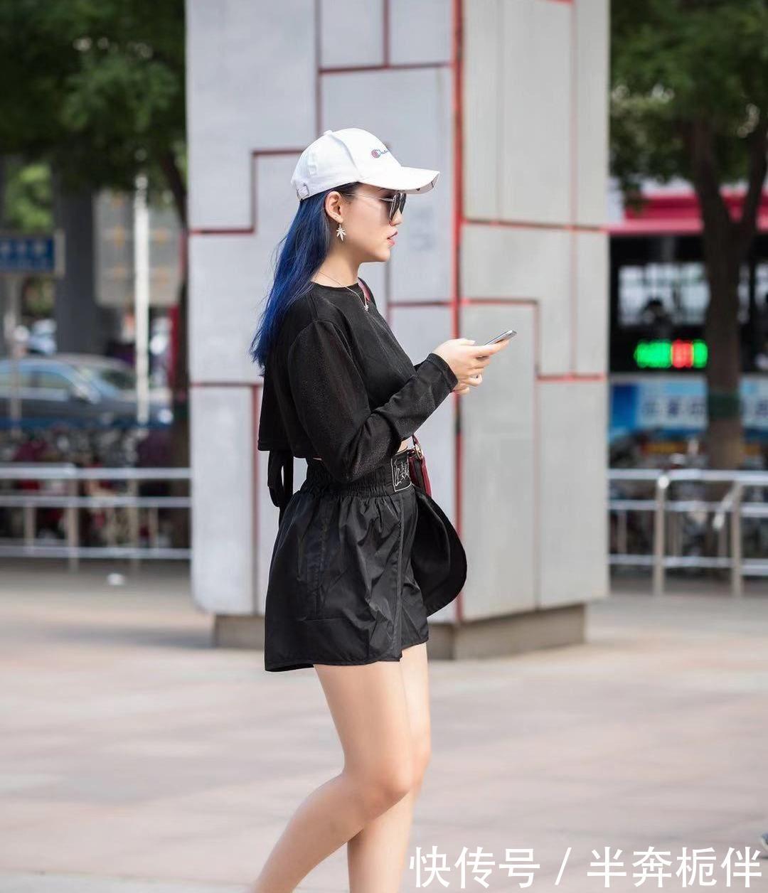  glevel_3＂小姐姐黑色露脐上衣搭配同色短裤，棒球帽休闲时尚