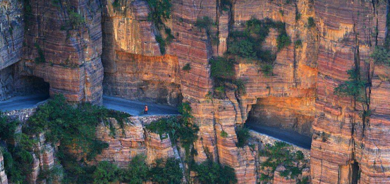 中国“与世隔绝”的村庄：进村需爬两千台阶，房屋建在悬崖边上！