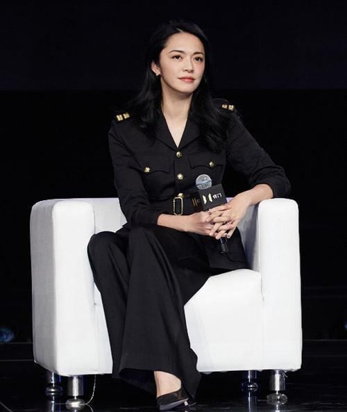  『妹子可以』没钱买大牌的“贫民窟女孩”，穿衣讲究这3点，基本款穿出高级感