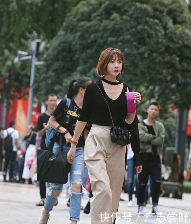  『显出』路人街拍，黑色连衣裙显出小姐姐的温柔美丽，简洁大方
