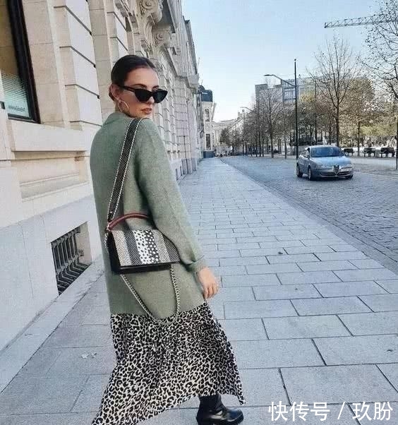 【时髦】半裙+毛衣的6个穿搭方法