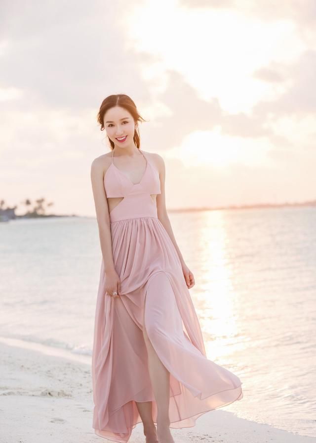 【风衣】娄艺潇未修图走下女神神坛，穿拼接风衣配牛仔裤，大腿也太亲民了