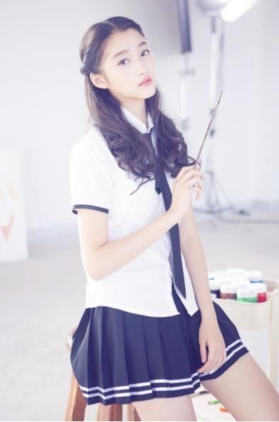 刚美几天就飘了？关晓彤活生生把自己穿出“大象腿”既视感！