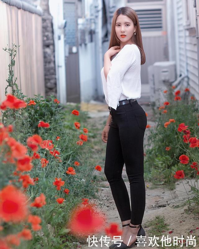 曲线漂亮的紧身裤美女，一举一动都那么洒脱