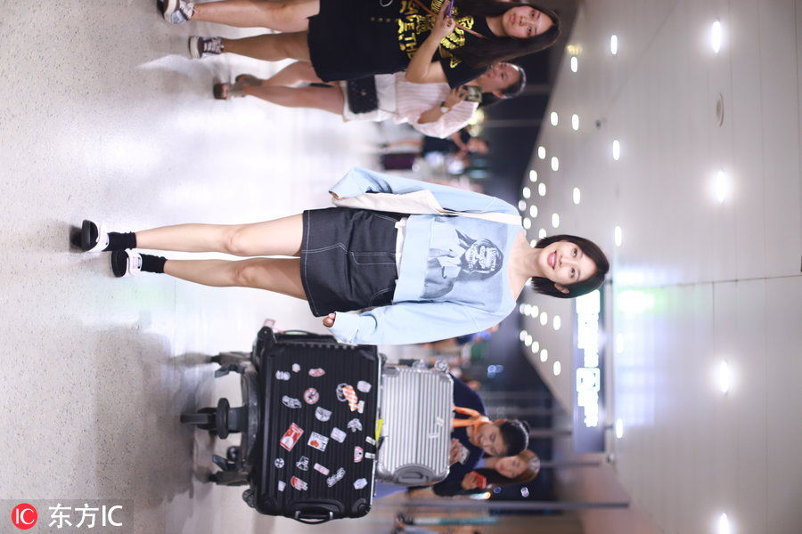 张俪踩着澡堂拖鞋现身，还穿了双短袜，有颜值可以随便玩?