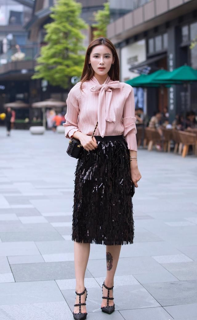 街拍，穿出时尚魅力，打造夏日风情，街头的时髦“战火”一触即发