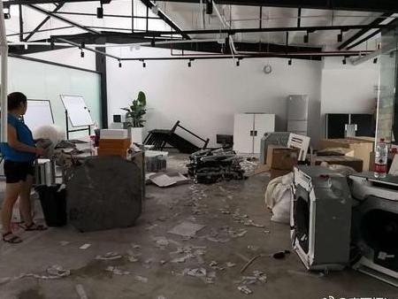 李雨桐公司倒闭被群嘲卖惨, 晒薛之谦抱尿壶照片实力嘲讽