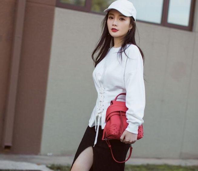 贾乃亮快管管你媳妇吧!裙子胸部都开口了,居然还穿着呢?