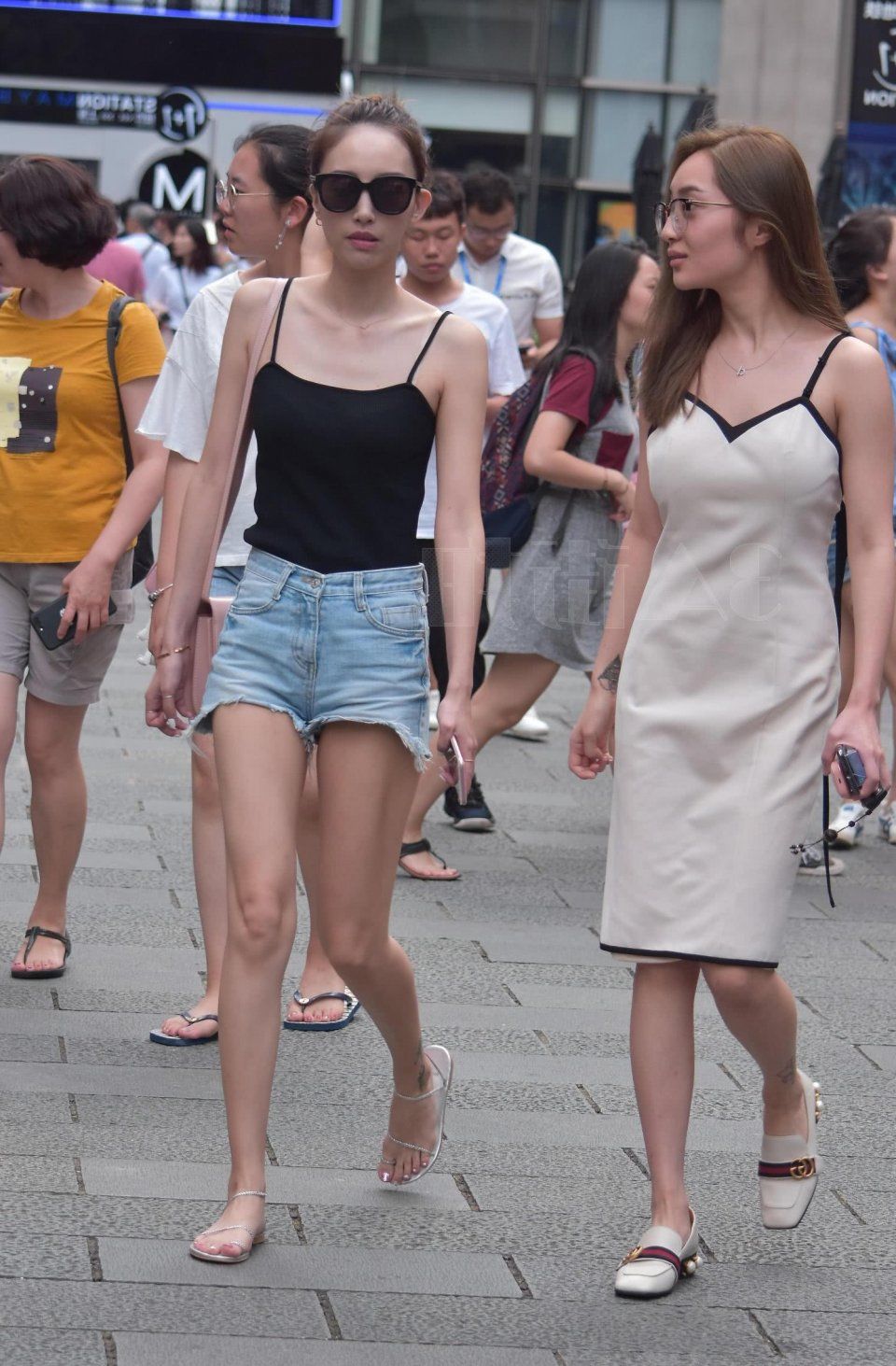 街拍:小姐姐吊带裙穿出微胖身材,三人排成排,成一道亮丽风景