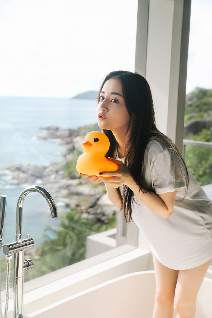 迪丽热巴:身穿粉色吊带裙，侧颜无懈可击，落入凡尘中的小仙女