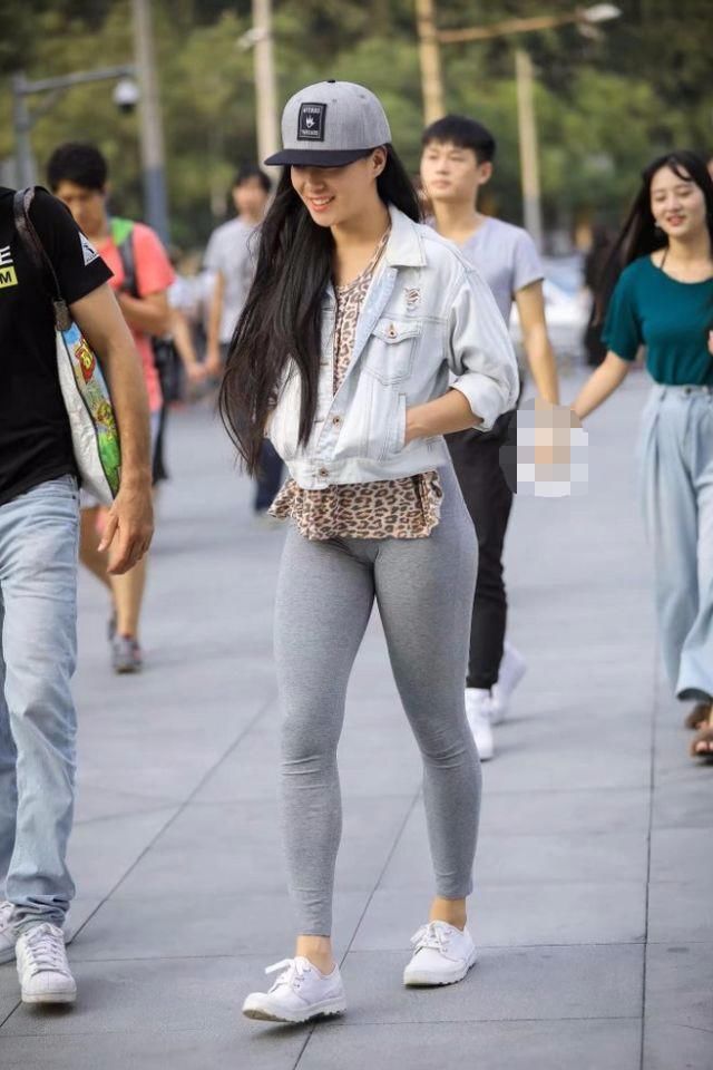 修身的健身裤当时装裤穿，并不只是瘦女人的专利!