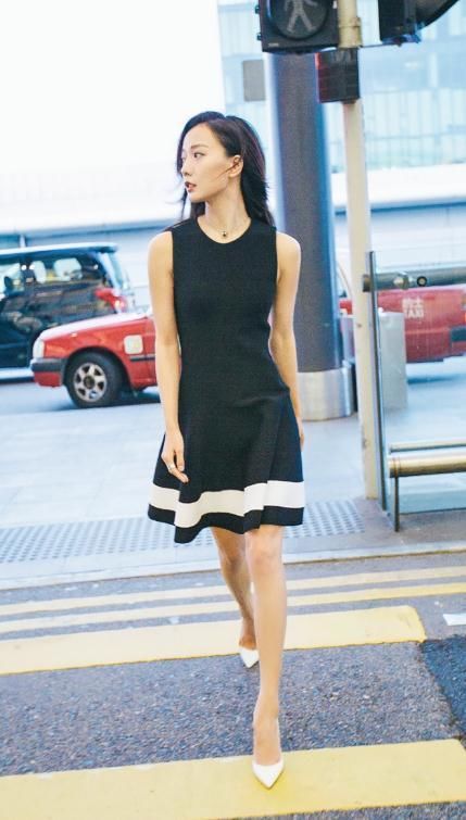 清新女神王珞丹，再现黑白经典套装，真是美到爆了!