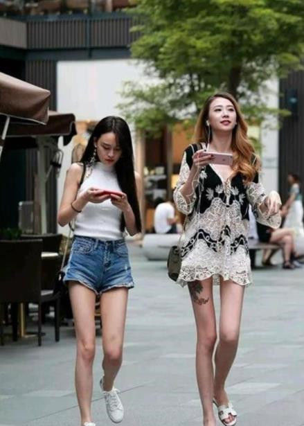 『漂亮』街拍:皮肤白皙的小姐姐、五官精致,长长的秀发很是漂亮